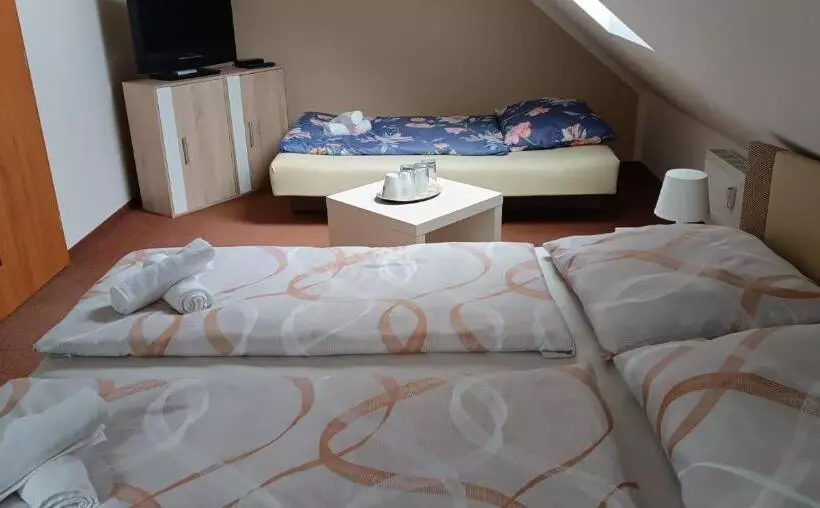 Majatalo Restaurace A Penzion U Lesa