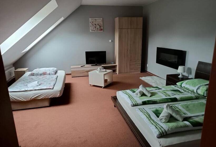 ペンション Restaurace A Penzion U Lesa