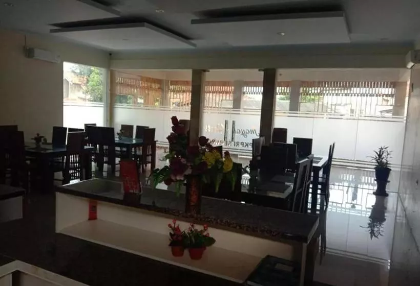 Hotelli Oyo 3277 Inayah Pkpri