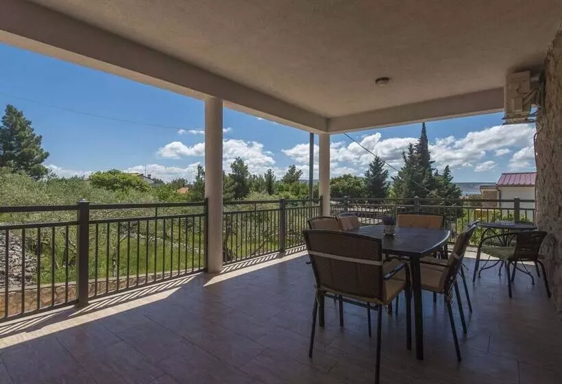 Nice Apartment With Private Roofed Terrace, Near The Sea And National Park