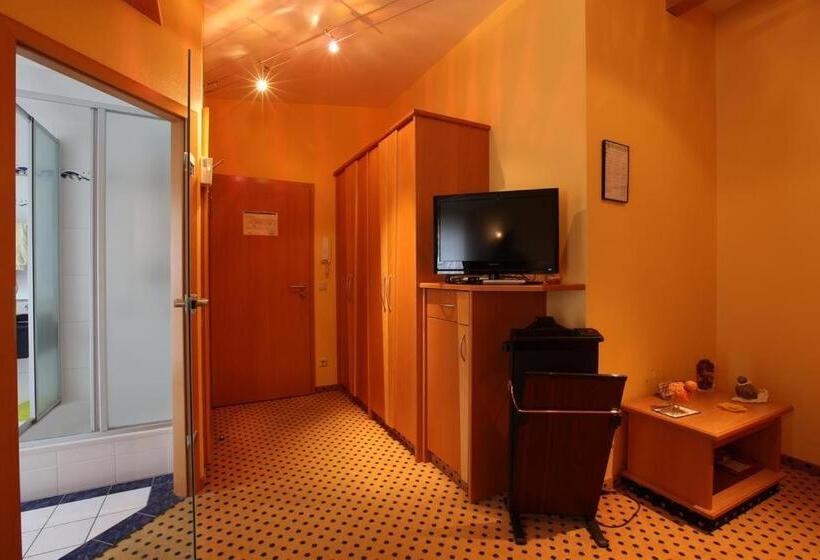 Au P Tit Max Studios