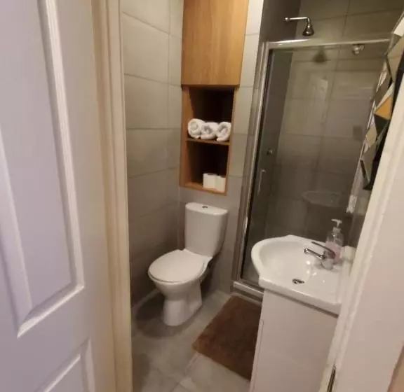 تختخواب و صبحانه Kgt House