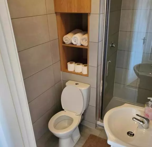 تختخواب و صبحانه Kgt House