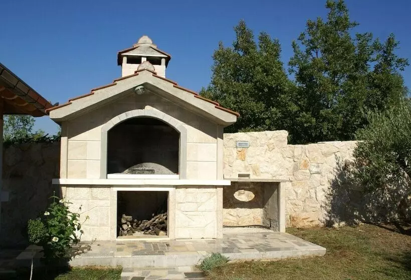 Villa With Private Pool In Trilj Dalmatia