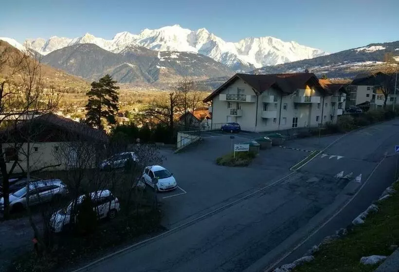 Spacious Apartment In Sallanches Near Ski Area