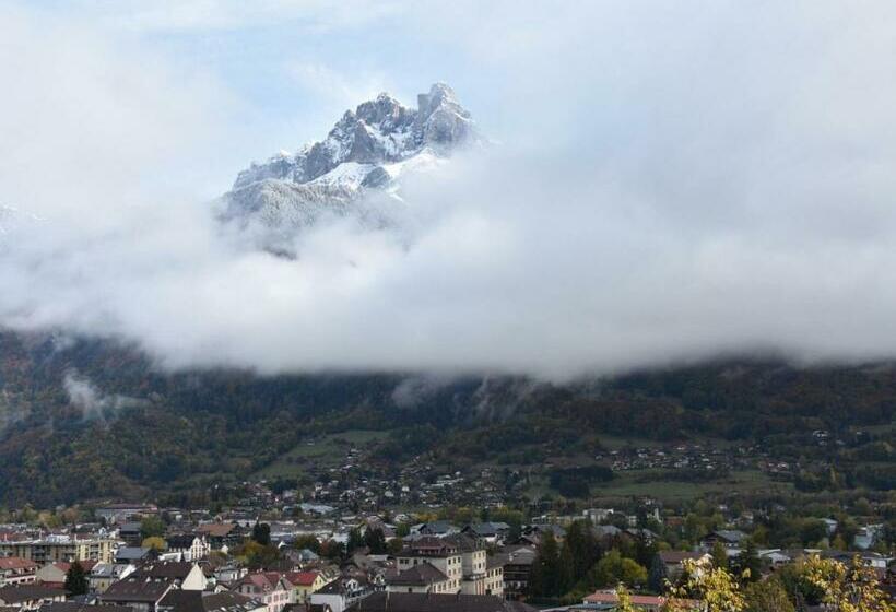 Spacious Apartment In Sallanches Near Ski Area