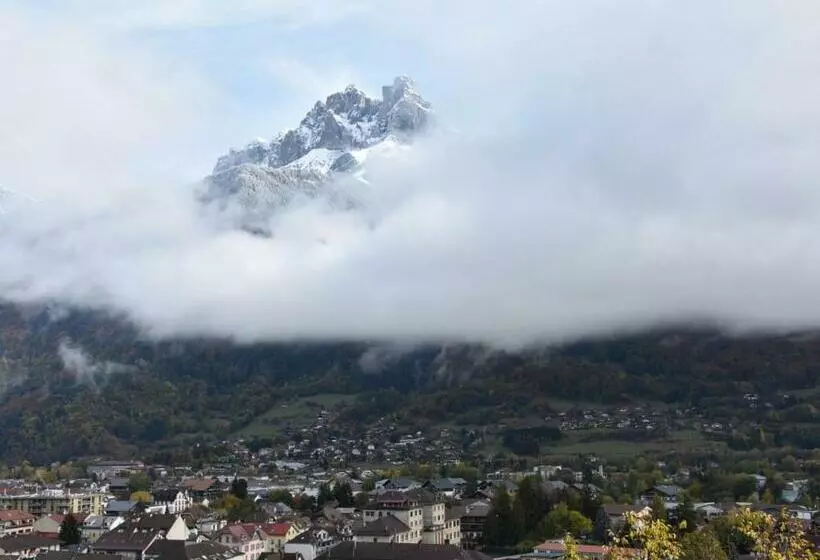 Spacious Apartment In Sallanches Near Ski Area