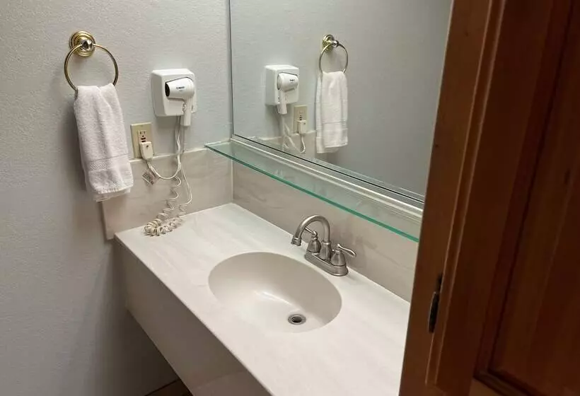 Bed and Breakfast Whispering Pines Lodge