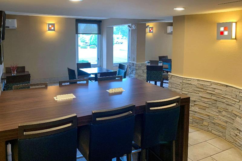 בית מלון כפרי Comfort Inn & Suites East Hartford  Hartford