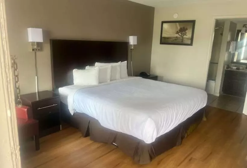 בית מלון כפרי Rodeway Inn