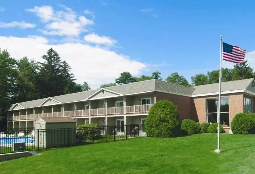 בית מלון כפרי University Inn Academic Suites