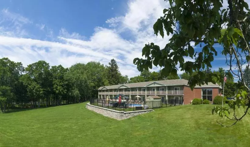 בית מלון כפרי University Inn Academic Suites