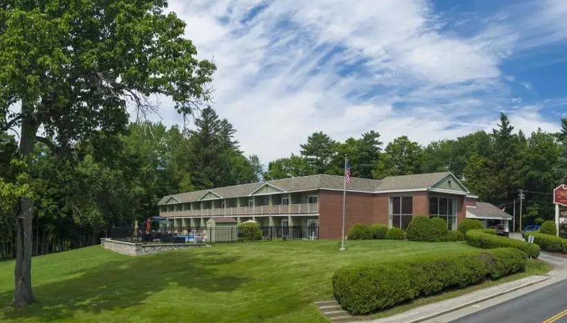 בית מלון כפרי University Inn Academic Suites