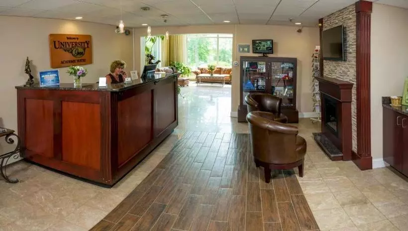 בית מלון כפרי University Inn Academic Suites