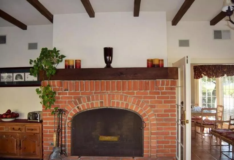 فندق Vineyard Country Inn