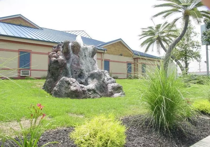 فندق Wildwood Inn Tropical Dome & Theme Suites