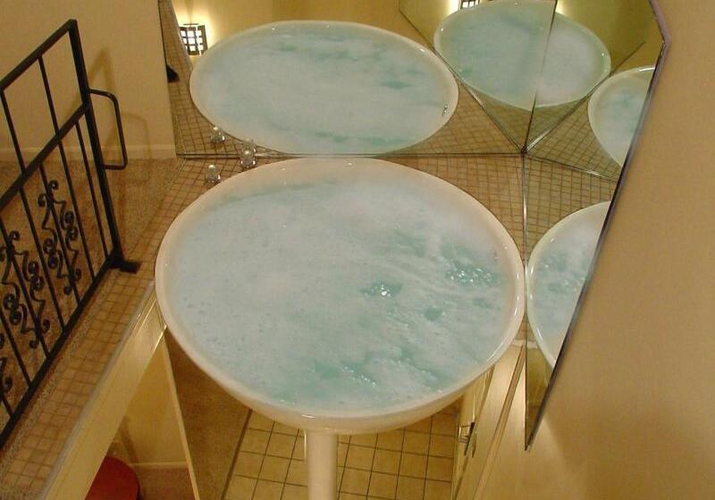 فندق Wildwood Inn Tropical Dome & Theme Suites