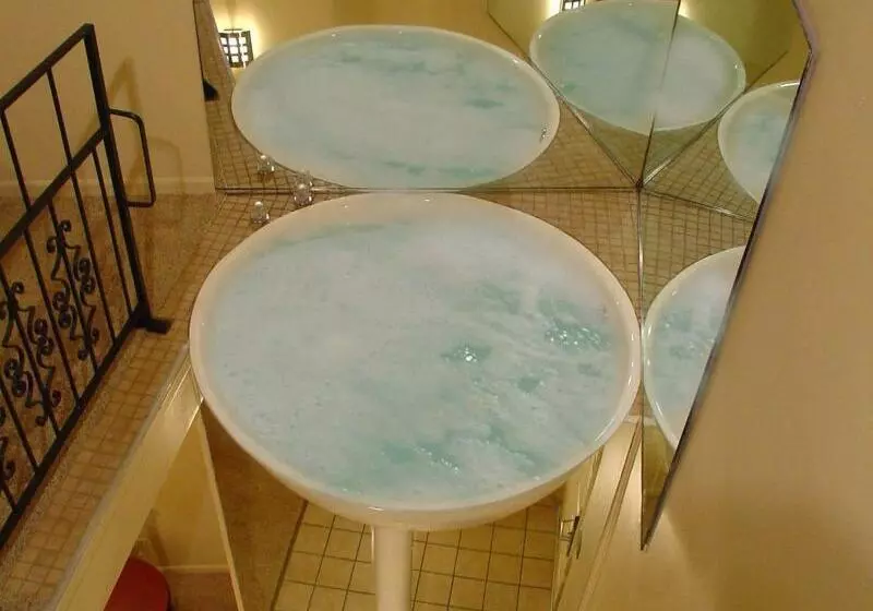 فندق Wildwood Inn Tropical Dome & Theme Suites