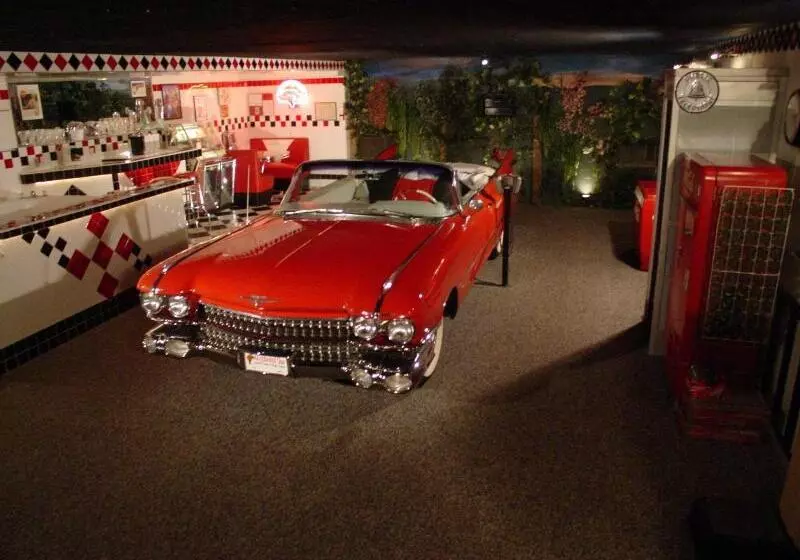 فندق Wildwood Inn Tropical Dome & Theme Suites