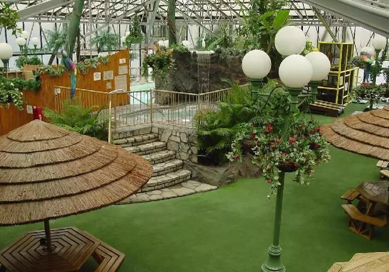 فندق Wildwood Inn Tropical Dome & Theme Suites