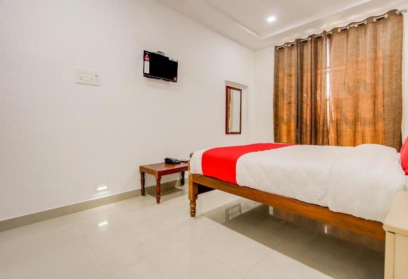 בית מלון כפרי Oyo 69625 Mayuraa Residency