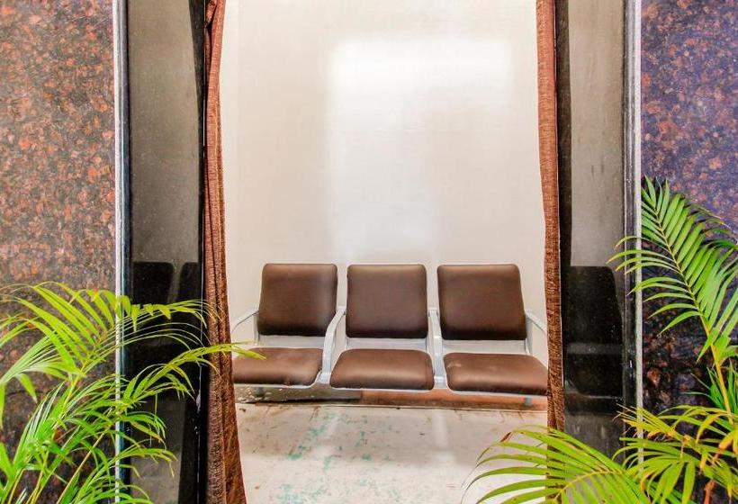 בית מלון כפרי Oyo 69625 Mayuraa Residency