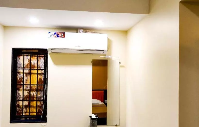 ホテル White House Inn