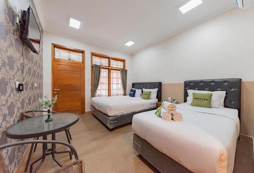 Urbanview Hotel Villa Surya Bandung