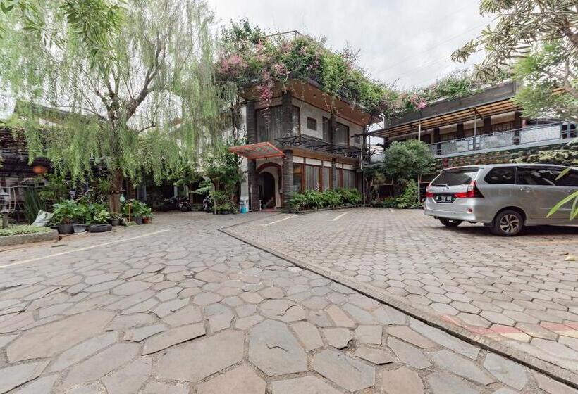 Urbanview Hotel Villa Surya Bandung