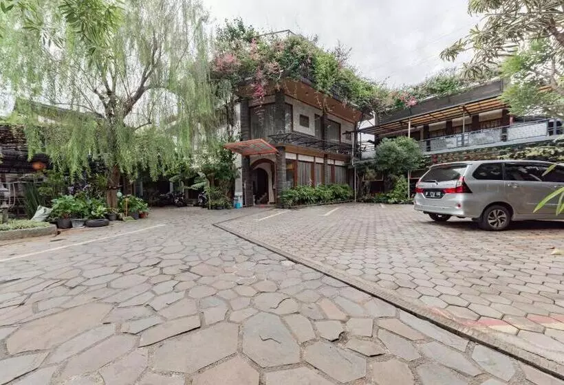 Urbanview Hotel Villa Surya Bandung