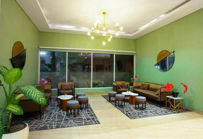 ホテル Grand Zuri Ketapang