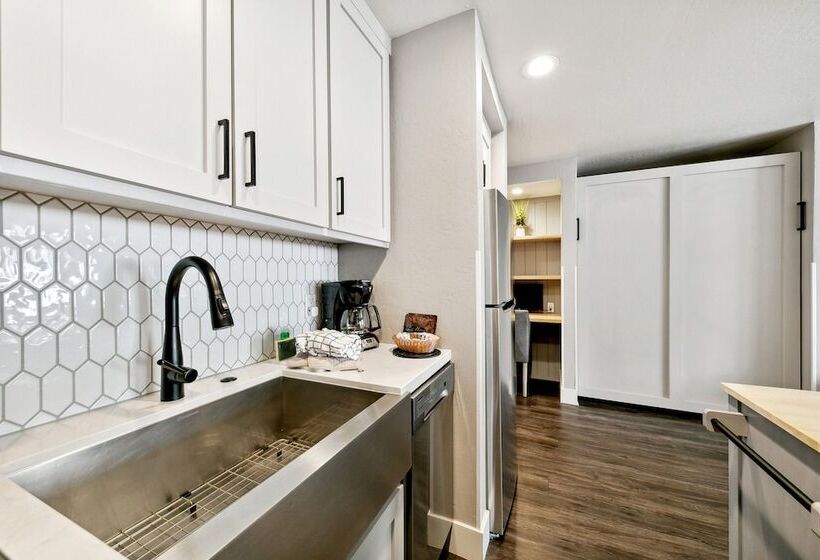 Newly Remodeled Studio At Lakeland Village Hotel Room By Redawning