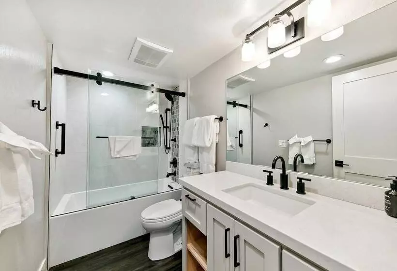 Newly Remodeled Studio At Lakeland Village Hotel Room By Redawning