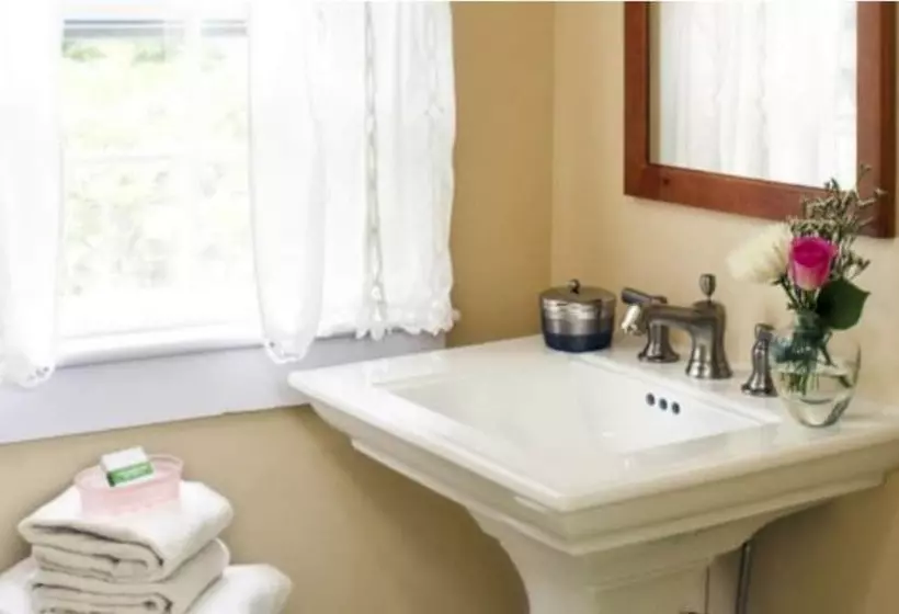 تختخواب و صبحانه Woods Hole Passage Inn