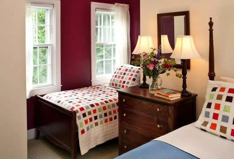 تختخواب و صبحانه Woods Hole Passage Inn