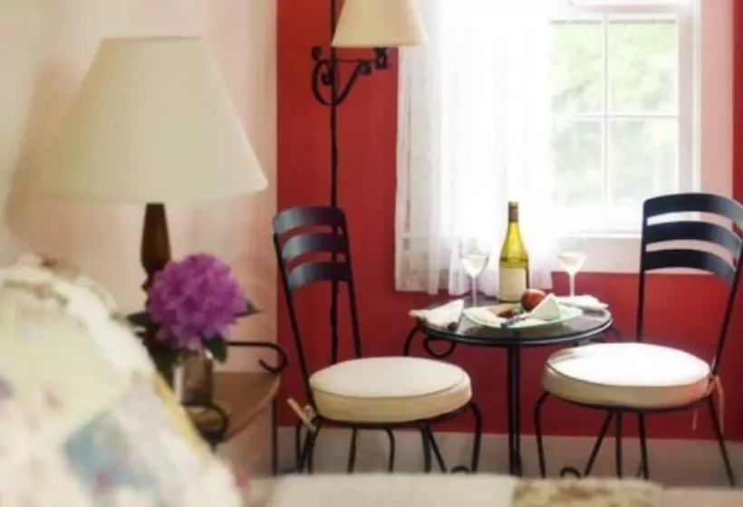 تختخواب و صبحانه Woods Hole Passage Inn