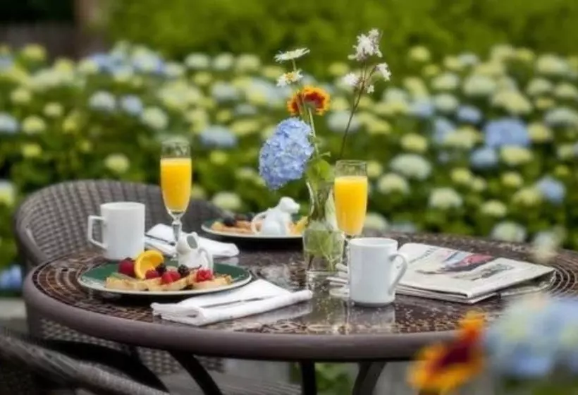 تختخواب و صبحانه Woods Hole Passage Inn