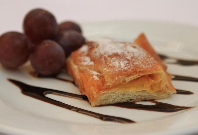 Отель Garbí Cala Millor