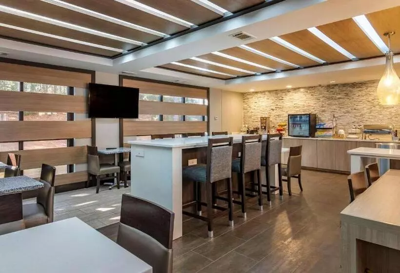 ホテル Comfort Suites Alpharetta Roswell   Atlanta Area