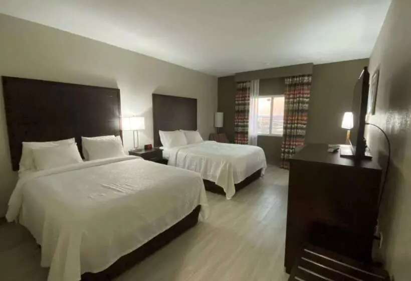 هتل Orangewood Inn & Suites Kansas City Airport