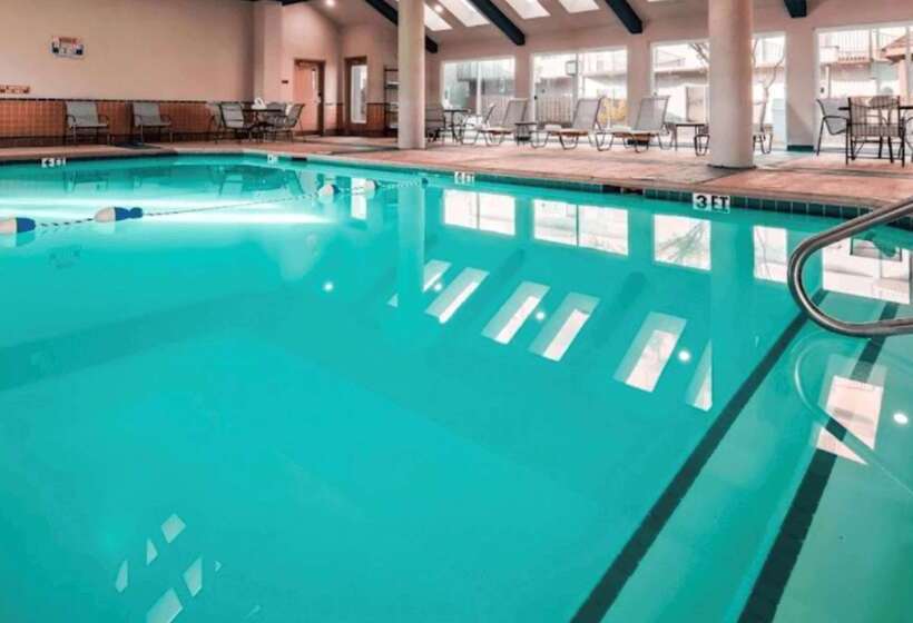 فندق Orangewood Inn & Suites Kansas City Airport