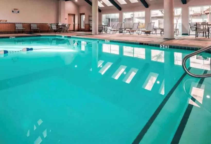 هتل Orangewood Inn & Suites Kansas City Airport