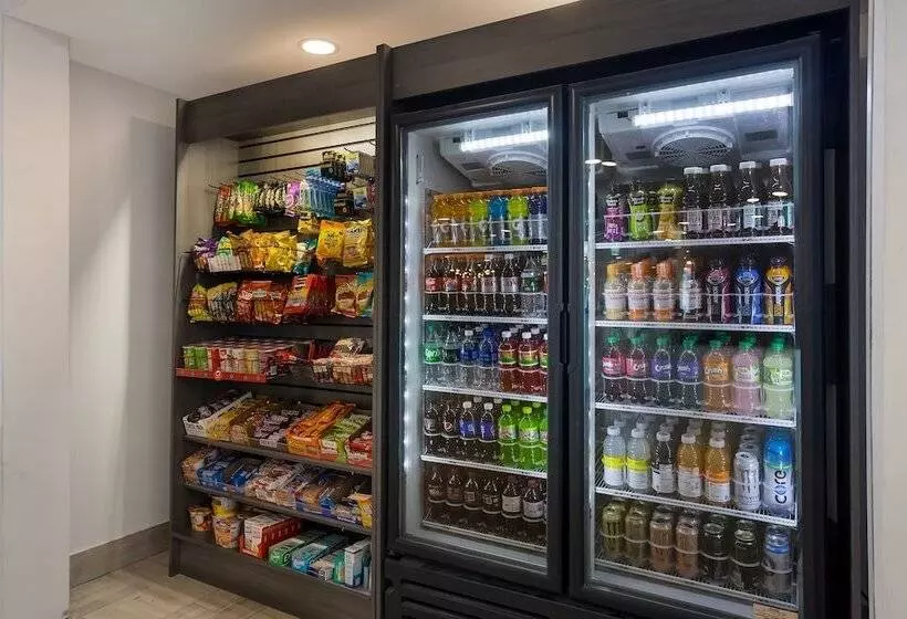 هتل Orangewood Inn & Suites Kansas City Airport