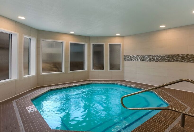 فندق Orangewood Inn & Suites Kansas City Airport