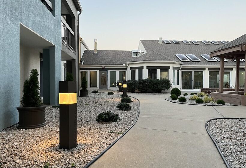 فندق Orangewood Inn & Suites Kansas City Airport