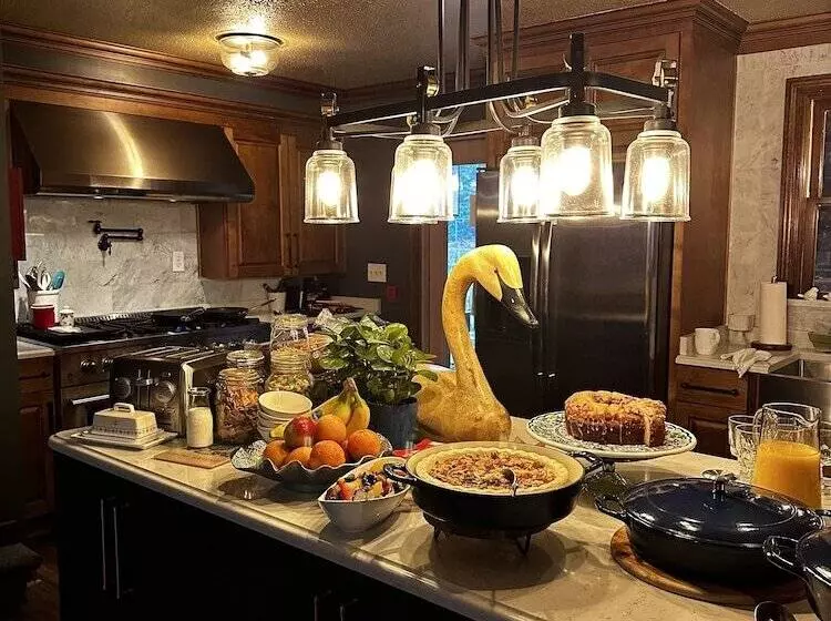 Отель Williamsburg Sampler B & B