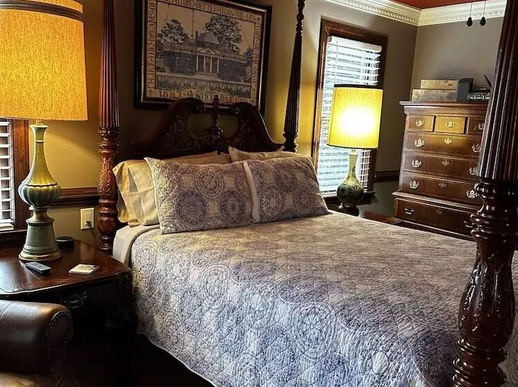 Отель Williamsburg Sampler B & B