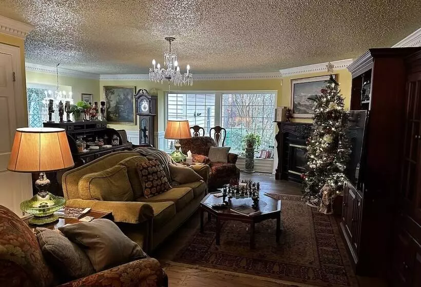 Отель Williamsburg Sampler B & B