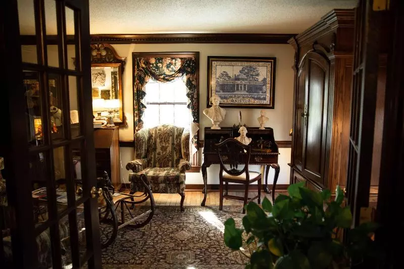 Отель Williamsburg Sampler B & B