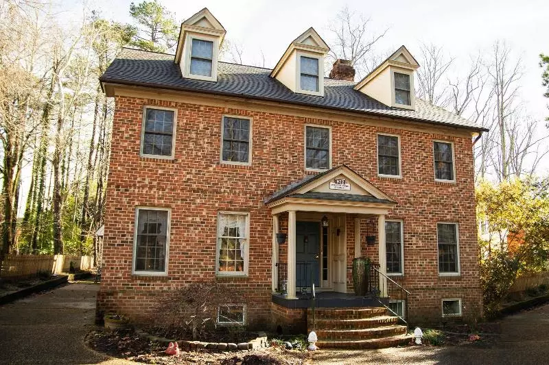 Отель Williamsburg Sampler B & B